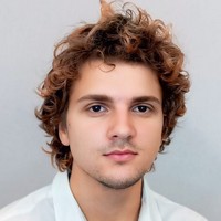 Lektor jazykových kurzov jazykovej školy TOPLINGVA špecializujúci sa na výučbu angličtiny.