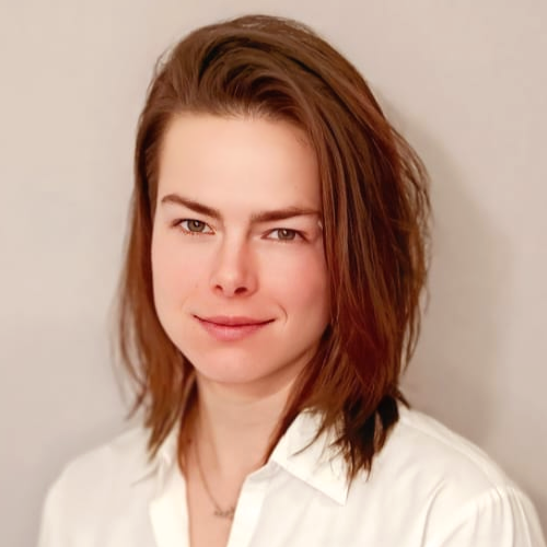 Koordinátorka jazykovej školy TOPLINGVA počas práce v kancelárii