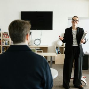 Lektor angličtiny TOPLINGVA pri výučbe cudzieho jazyka so študentom v triede, zamerané na kvalitnú a zrozumiteľnú výučbu