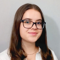 Lektorka jazykových kurzov Jazykovej školy TOPLINGVA, špecializujúca sa na výučbu angličtiny.