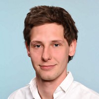 Lektor jazykových kurzov Jazykovej školy TOPLINGVA, špecializujúci sa na výučbu angličtiny.